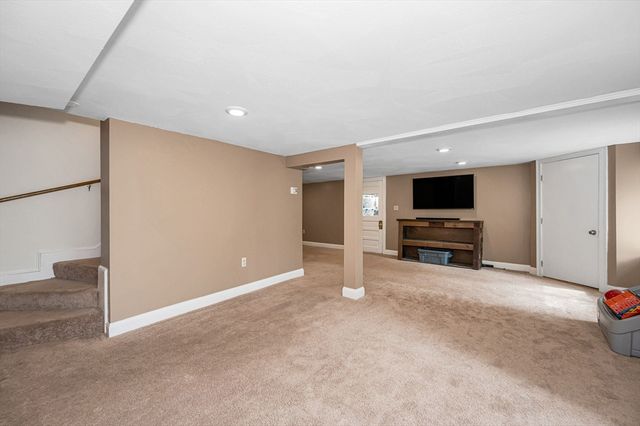 32 Honor Roll Rd, Pelham, NH 03076