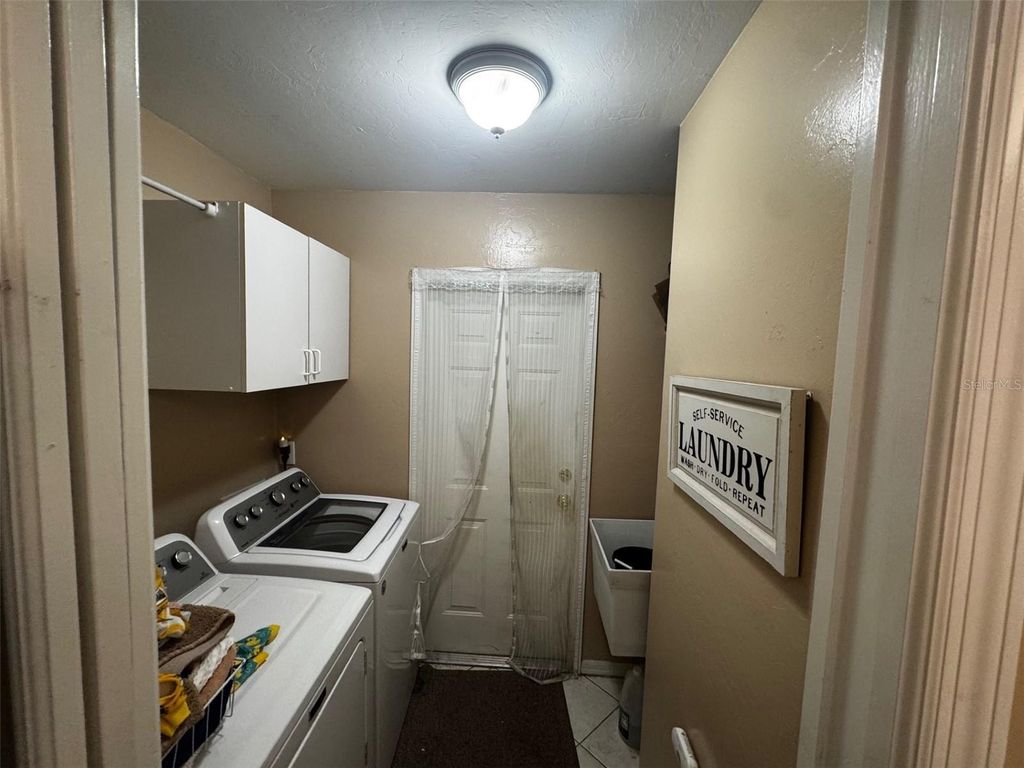 Image 12 of property listing at 2020 SAVONA PARKWAY W, Cape Coral, FL 33914