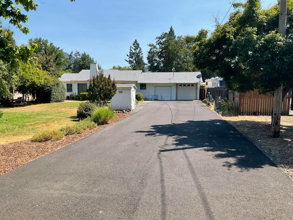 1275 E Park Street, Grants Pass, OR 97527