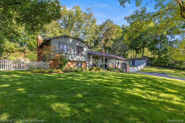 2074 Ridgemont Street, Commerce Charter Township, MI 48382