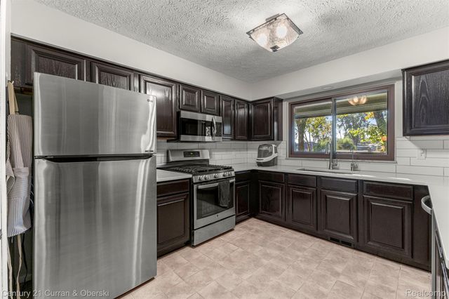 2074 Ridgemont Street, Commerce Charter Township, MI 48382