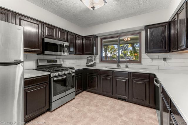2074 Ridgemont Street, Commerce Charter Township, MI 48382