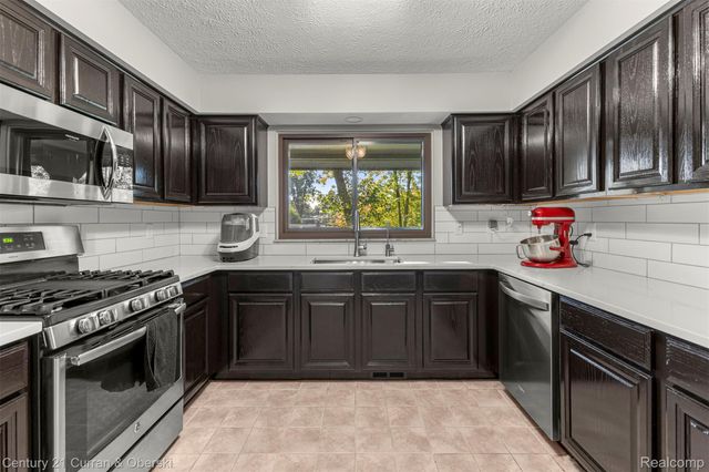 2074 Ridgemont Street, Commerce Charter Township, MI 48382