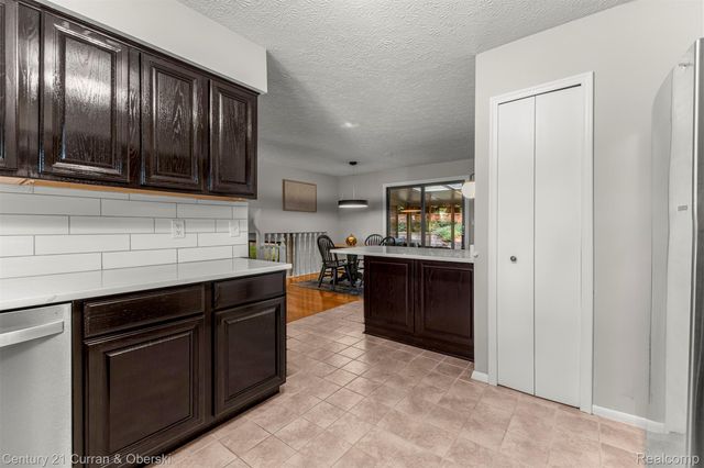 2074 Ridgemont Street, Commerce Charter Township, MI 48382