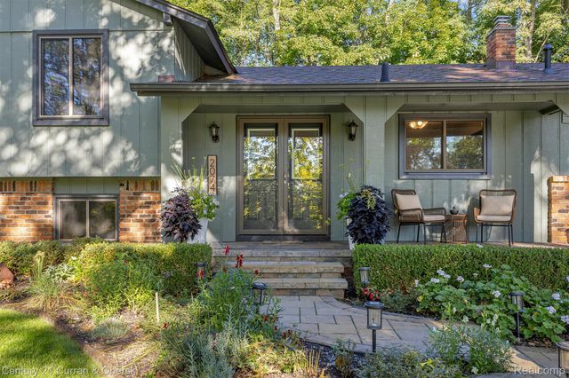 2074 Ridgemont Street, Commerce Charter Township, MI 48382