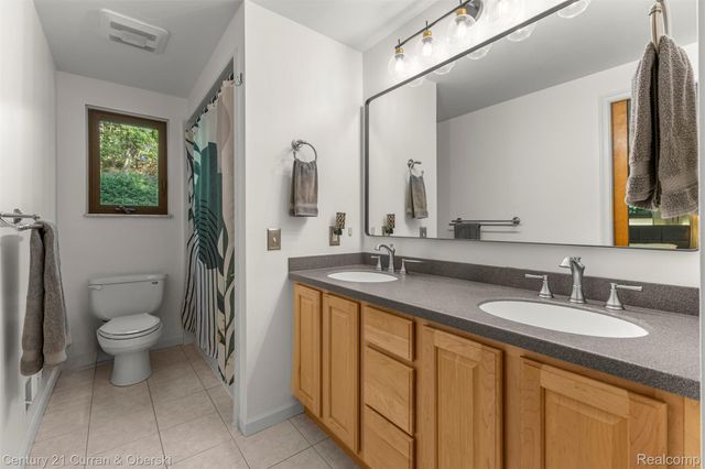 2074 Ridgemont Street, Commerce Charter Township, MI 48382