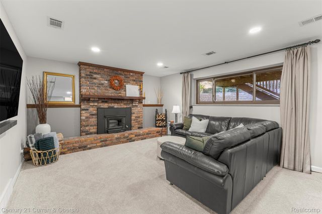 2074 Ridgemont Street, Commerce Charter Township, MI 48382