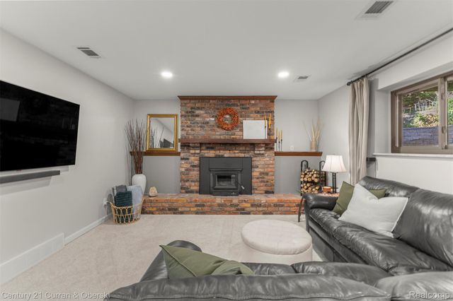 2074 Ridgemont Street, Commerce Charter Township, MI 48382