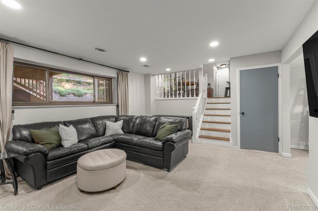 2074 Ridgemont Street, Commerce Charter Township, MI 48382