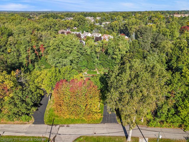2074 Ridgemont Street, Commerce Charter Township, MI 48382