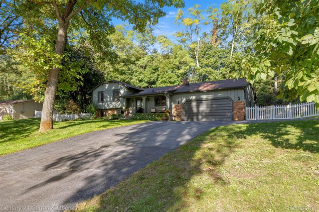 2074 Ridgemont Street, Commerce Charter Township, MI 48382