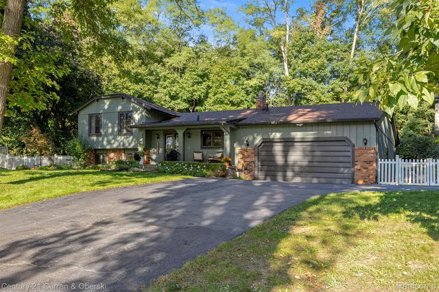 2074 Ridgemont Street, Commerce Charter Township, MI 48382