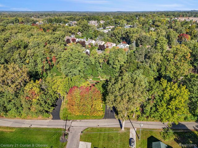 2074 Ridgemont Street, Commerce Charter Township, MI 48382