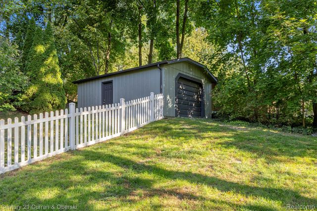2074 Ridgemont Street, Commerce Charter Township, MI 48382