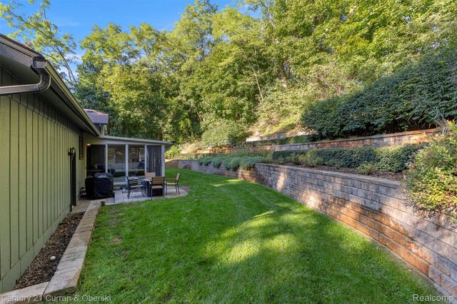 2074 Ridgemont Street, Commerce Charter Township, MI 48382