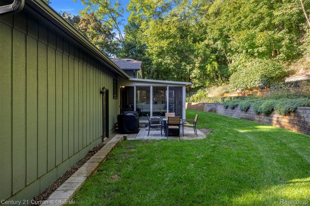 2074 Ridgemont Street, Commerce Charter Township, MI 48382