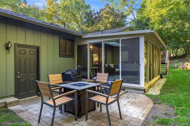 2074 Ridgemont Street, Commerce Charter Township, MI 48382