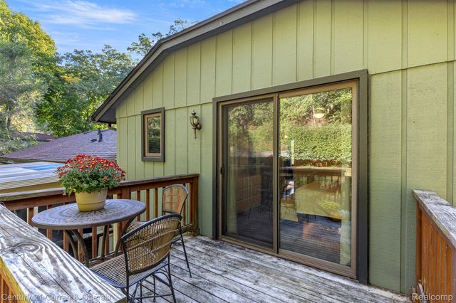 2074 Ridgemont Street, Commerce Charter Township, MI 48382