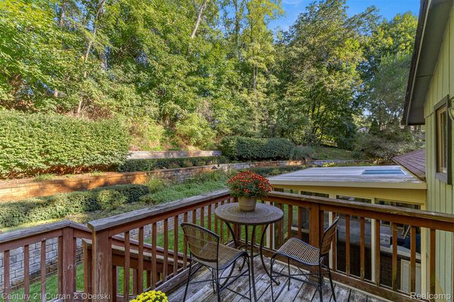 2074 Ridgemont Street, Commerce Charter Township, MI 48382