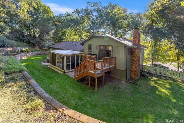2074 Ridgemont Street, Commerce Charter Township, MI 48382