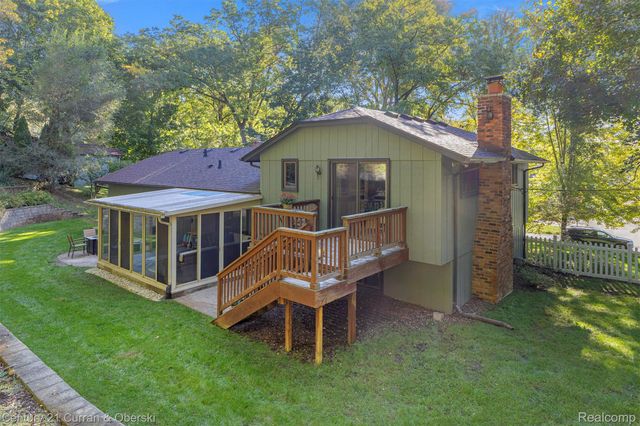 2074 Ridgemont Street, Commerce Charter Township, MI 48382