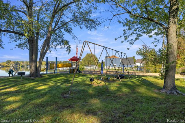 2074 Ridgemont Street, Commerce Charter Township, MI 48382