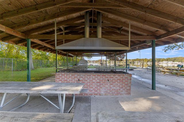 2074 Ridgemont Street, Commerce Charter Township, MI 48382