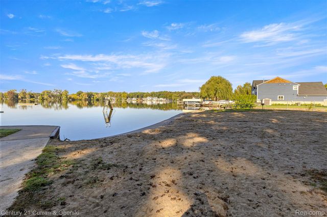2074 Ridgemont Street, Commerce Charter Township, MI 48382