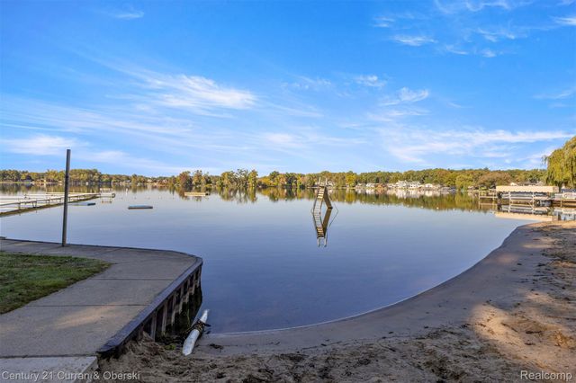 2074 Ridgemont Street, Commerce Charter Township, MI 48382