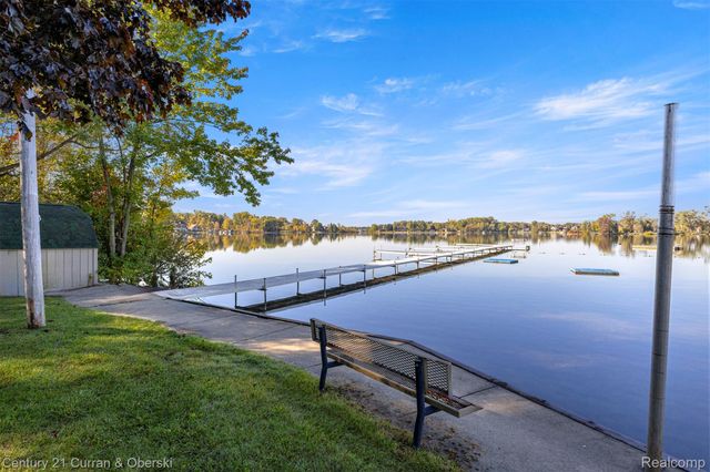 2074 Ridgemont Street, Commerce Charter Township, MI 48382