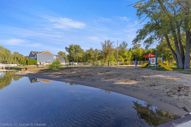 2074 Ridgemont Street, Commerce Charter Township, MI 48382