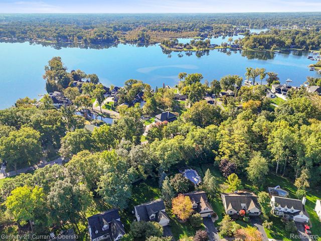 2074 Ridgemont Street, Commerce Charter Township, MI 48382