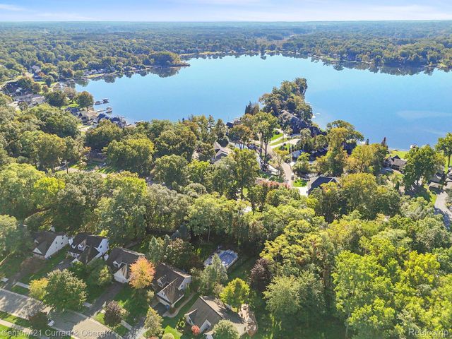 2074 Ridgemont Street, Commerce Charter Township, MI 48382