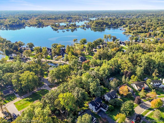 2074 Ridgemont Street, Commerce Charter Township, MI 48382