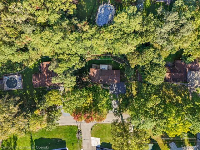 2074 Ridgemont Street, Commerce Charter Township, MI 48382
