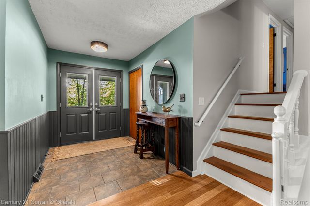 2074 Ridgemont Street, Commerce Charter Township, MI 48382