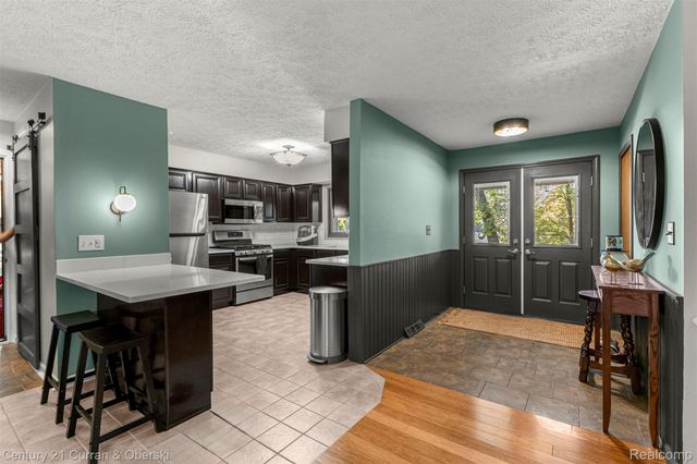 2074 Ridgemont Street, Commerce Charter Township, MI 48382