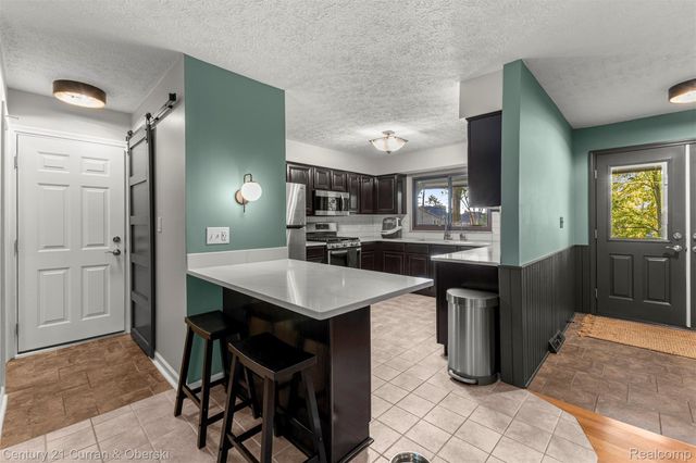 2074 Ridgemont Street, Commerce Charter Township, MI 48382