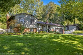 2074 Ridgemont Street, Commerce Charter Township, MI 48382