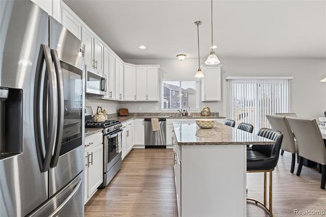 320 Hidden River E, Holly, MI 48442