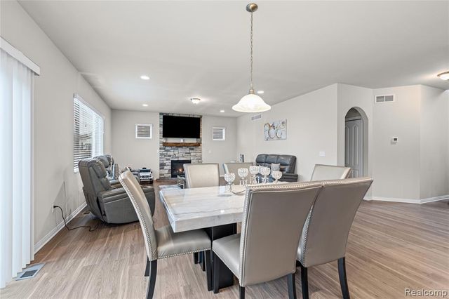 320 Hidden River E, Holly, MI 48442