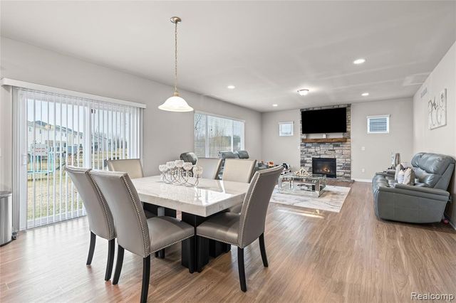 320 Hidden River E, Holly, MI 48442