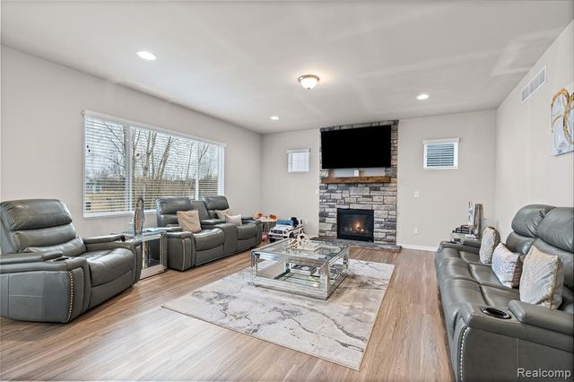 320 Hidden River E, Holly, MI 48442