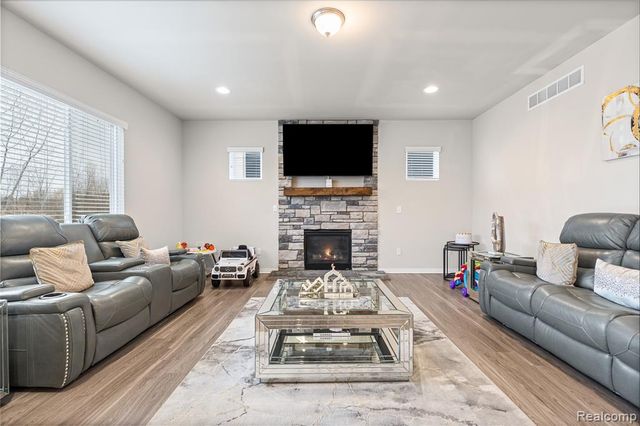 320 Hidden River E, Holly, MI 48442