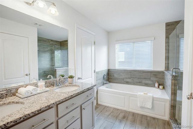 320 Hidden River E, Holly, MI 48442