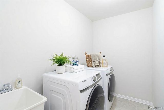 320 Hidden River E, Holly, MI 48442