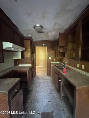 1975 Teakwood Drive, Jackson, MS 39212