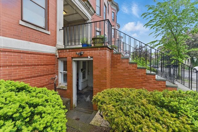 16 Garrison Rd 7, Brookline, MA 02445