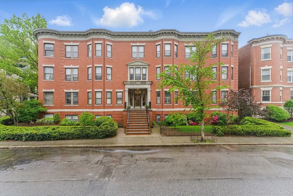 16 Garrison Rd 7, Brookline, MA 02445