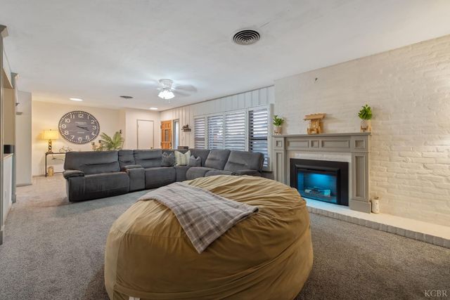 1821 Mulberry Drive, Hanford, CA 93230